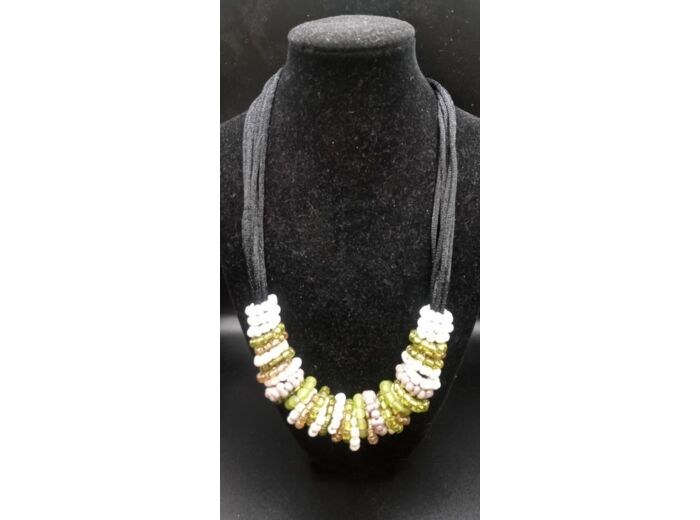 collier de perles sur lacet cuir bijoux createur