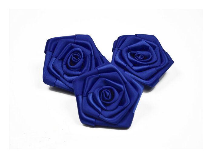 Sachet de 3 roses satin de 6 cm de diametre bleu roi 352