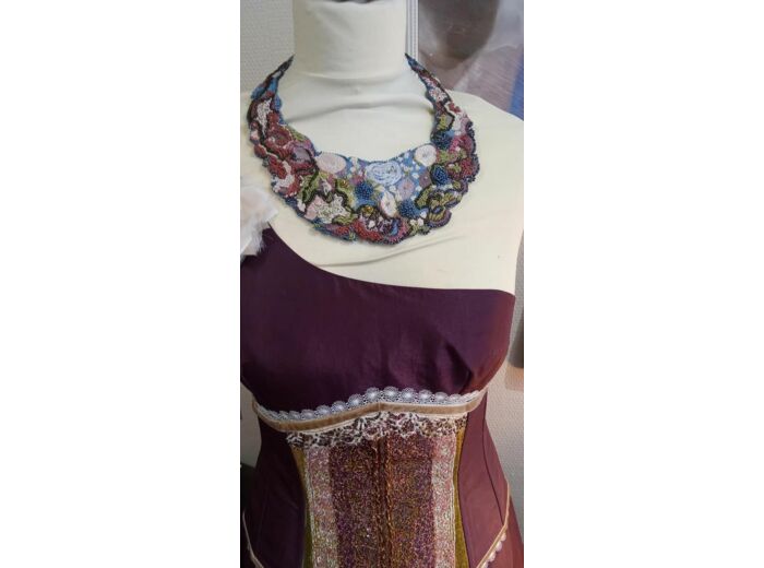 collier broderie haute couture  tres habille