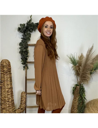 M308- Robe plissée unie (TU) (camel)