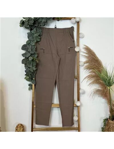 T545- Pantalon confort zips (T38-T52) (taupe)