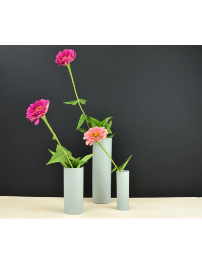 Trio de vases en porcelaine vert d'eau