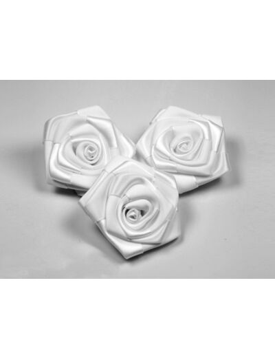 Sachet de 3 roses satin de 6 cm de diametre blanc 029