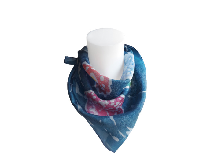 Foulard en soie naturelle bleu "Fleurs"