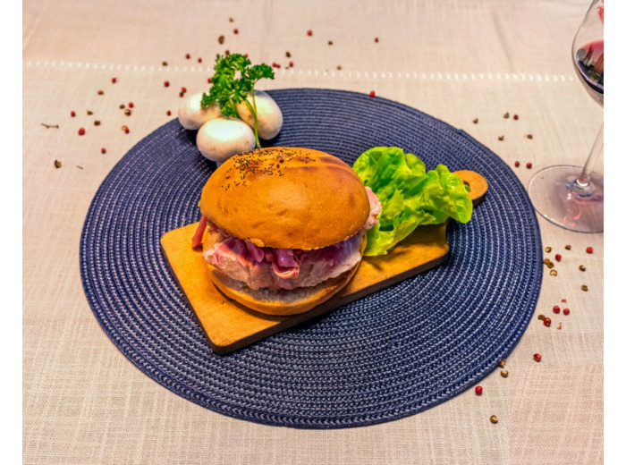 Le Burger Au Cochon Confit, Accompagnement Légumes Du Marché