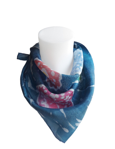 Foulard en soie naturelle bleu "Fleurs"